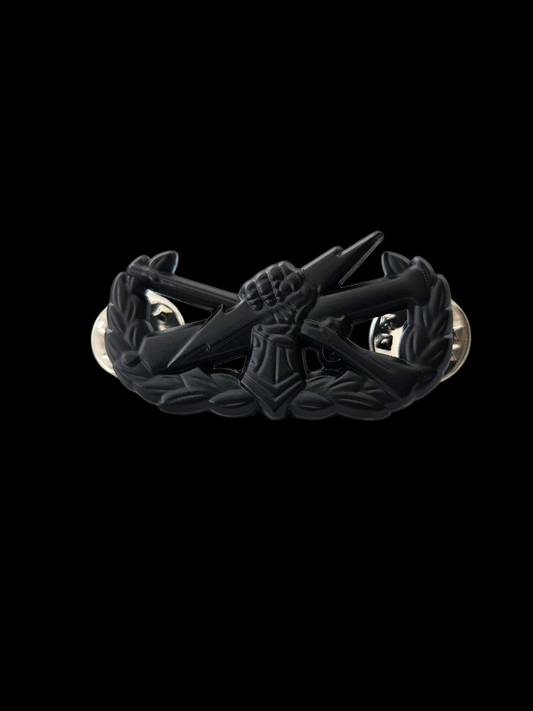 Black "pin on" fist badge des2