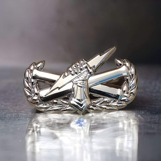 Nickel "pin on" fist badge des1