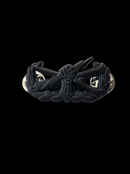 Black "pin on" fist badge des2