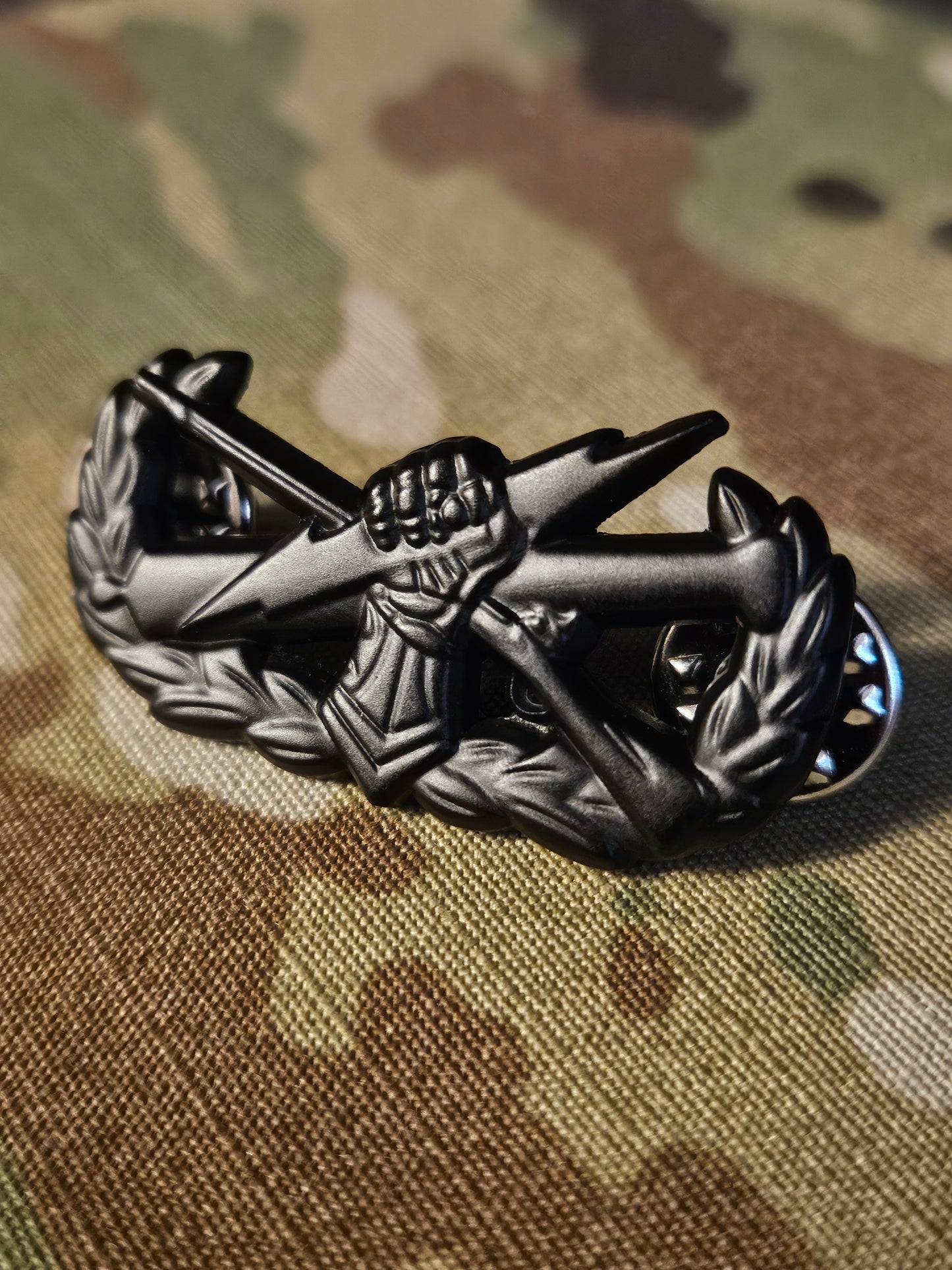 Black "pin on" fist badge des2